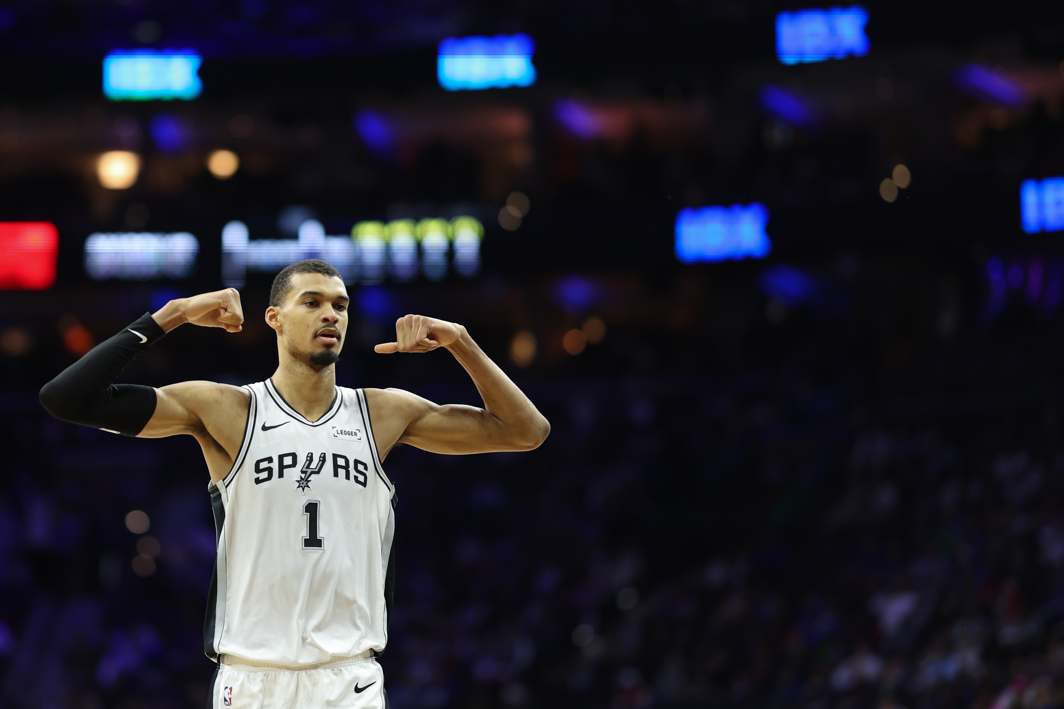 三分15中8！米奇：文班投篮动作自律性很好 让对手防守变得很难