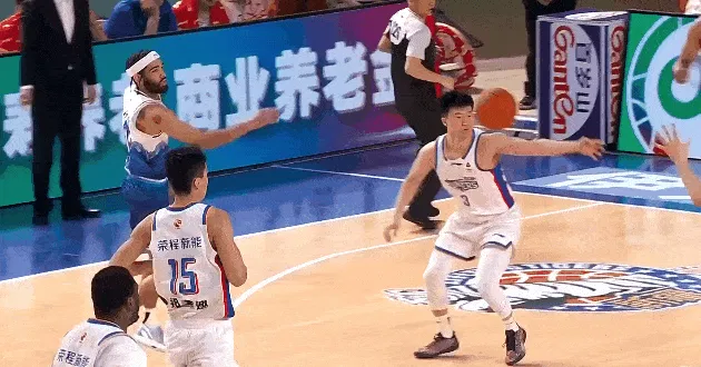 世界杯高清直播-齐麟快攻跟进接球单臂滑翔劈扣，目前4中3得到7分1篮板1助攻